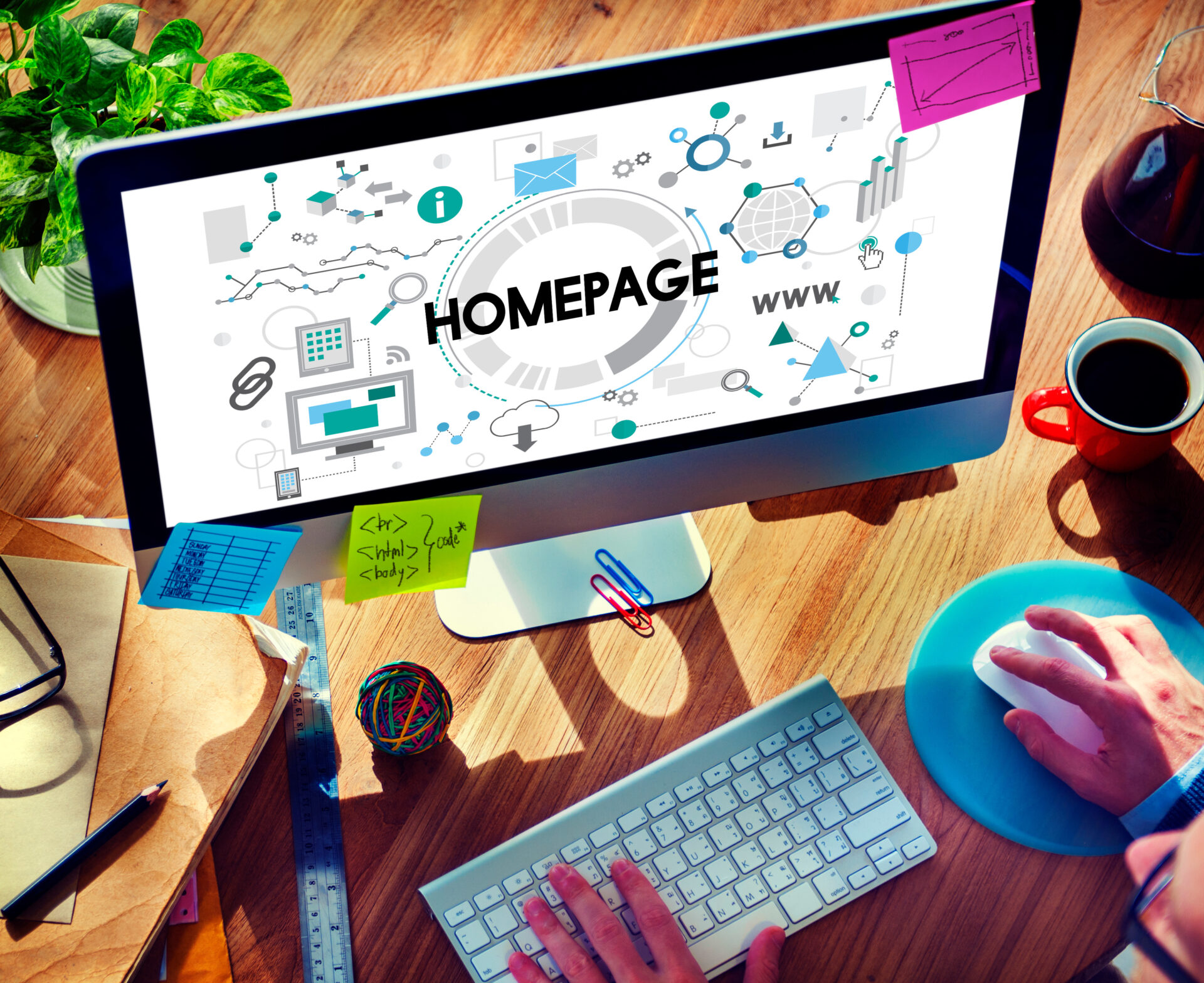 homepage seisaku 1 パソコンを操作している人の手と画面