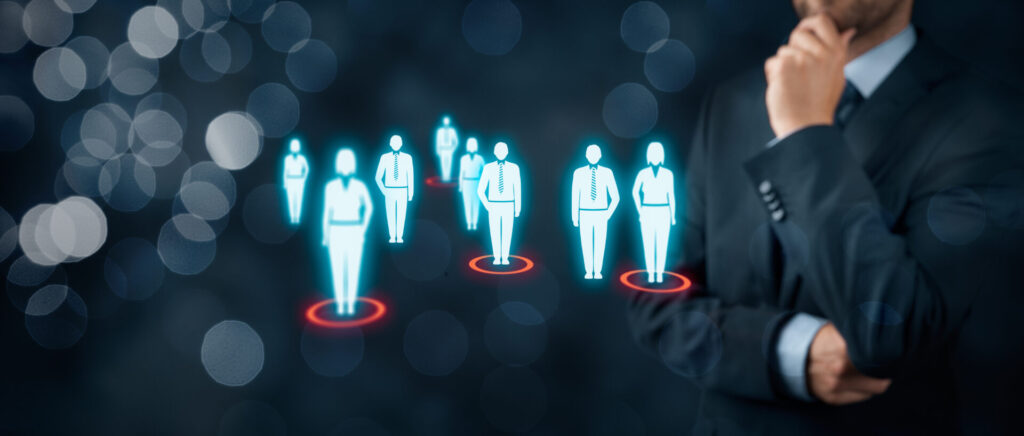 スーツの男性によって人々が選ばれている図