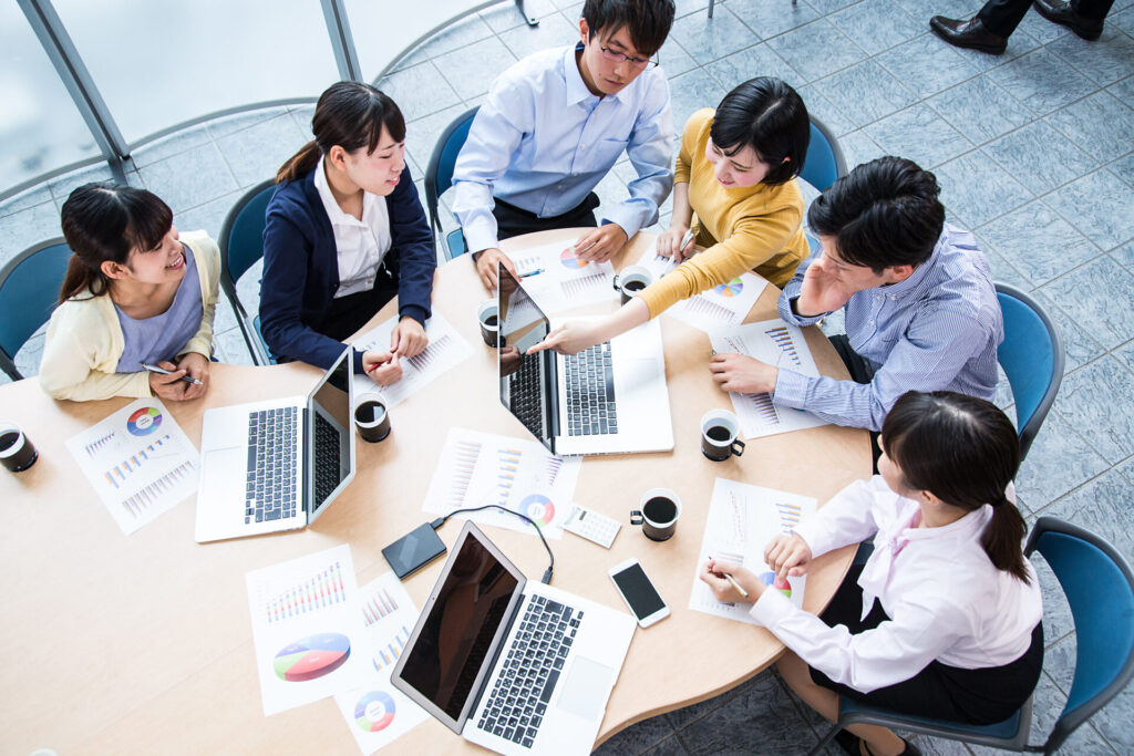 サイトの改善案を話し合っている人たち