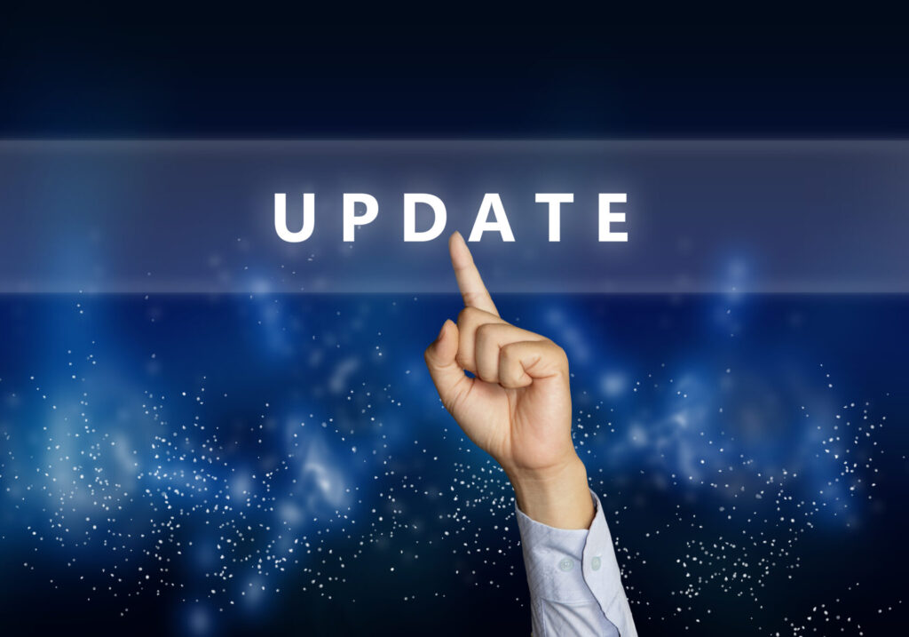 UPDATEと書かれた文字をタップしている手