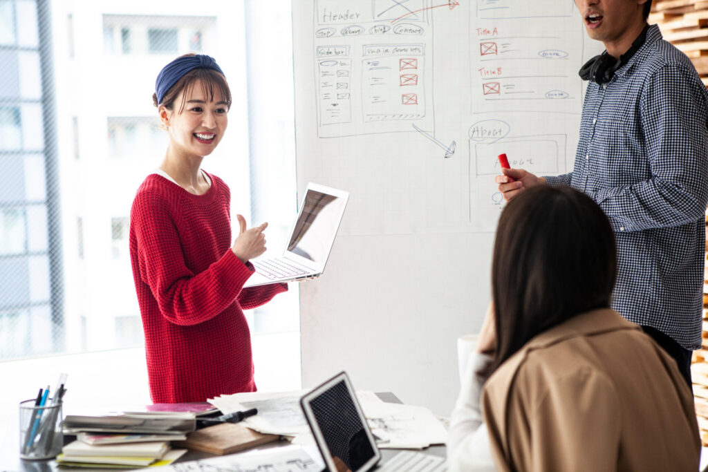 サイトのブランディングについて話し合っている人たち