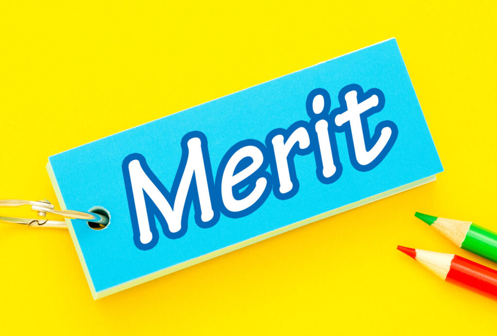 Meritと書かれたステッカー