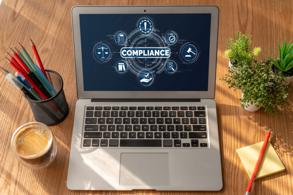 complianceと書かれたPCの画面
