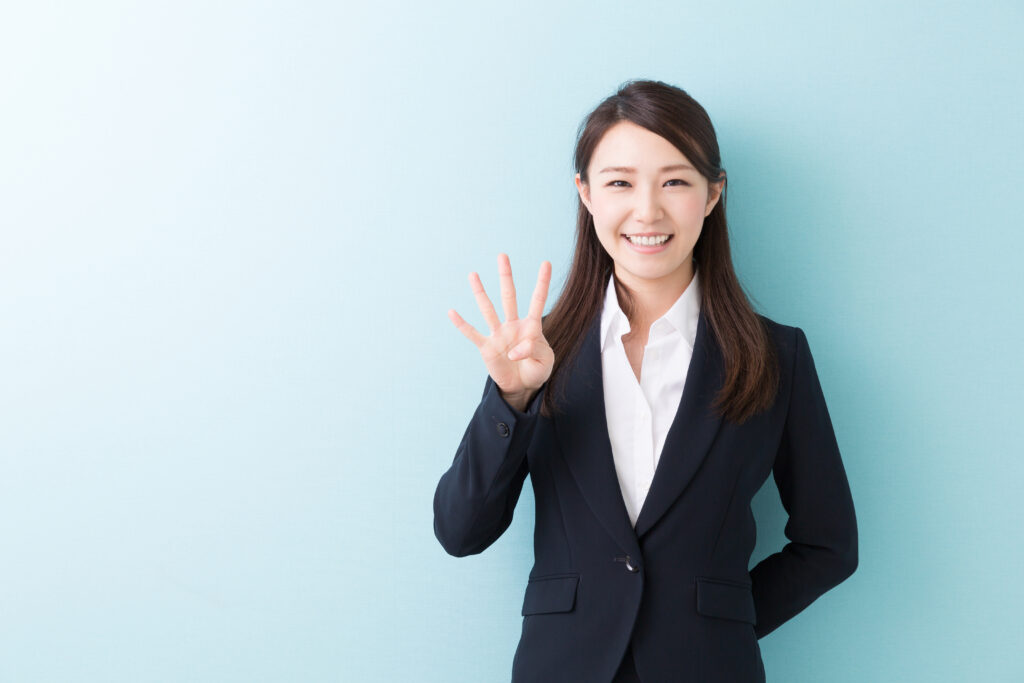 4を表している女性