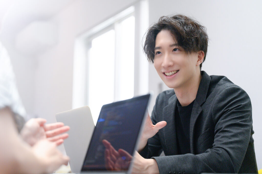 Webサイトの話をしている男性