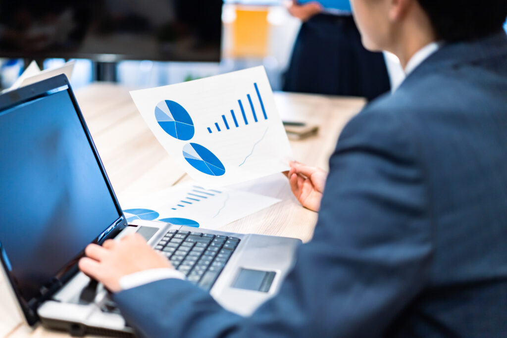 グラフを見て効果検証をしている人