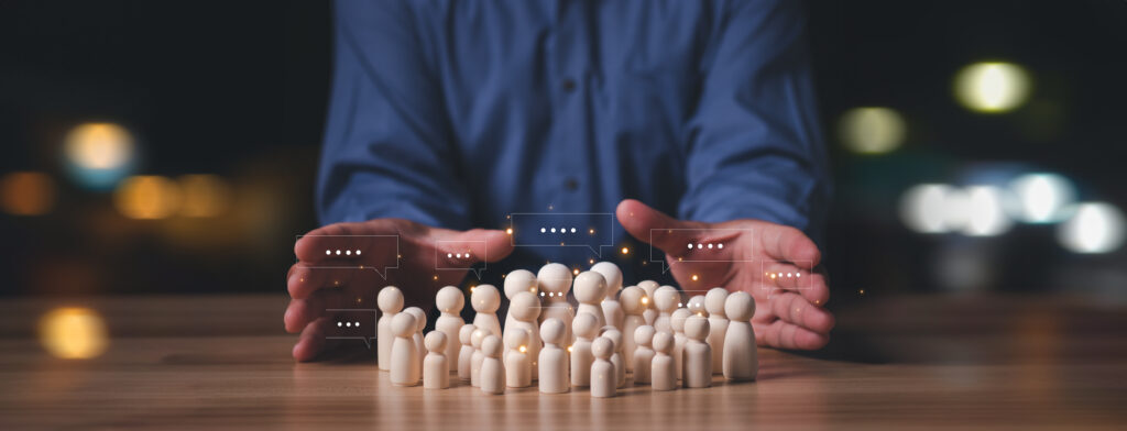 ユーザーを集めている人の手