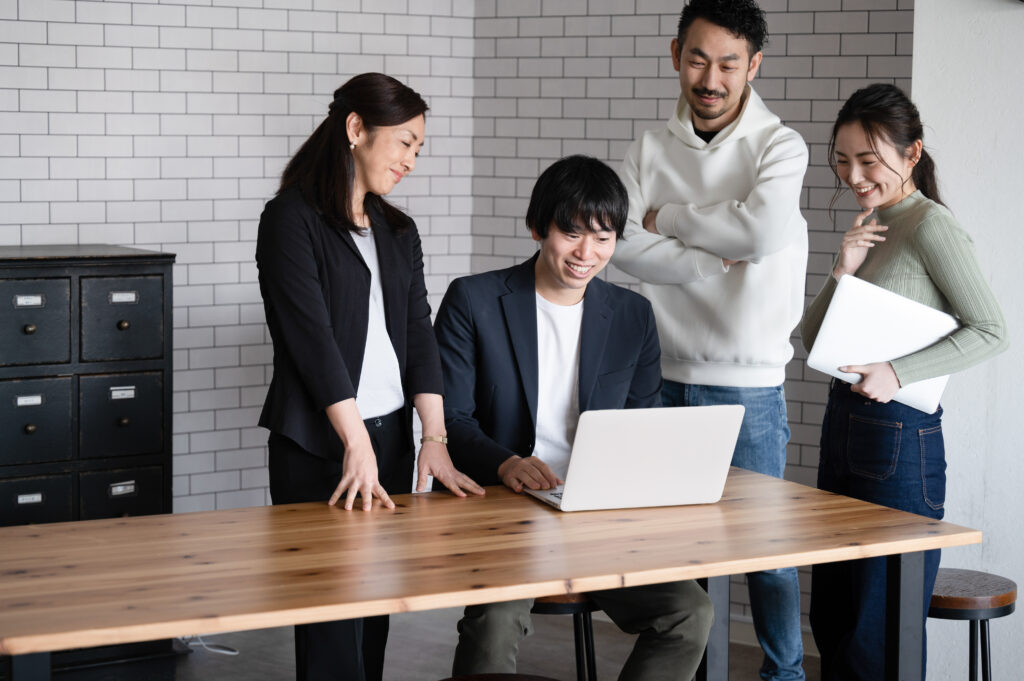 ランディングページの成果について話し合っている人たち