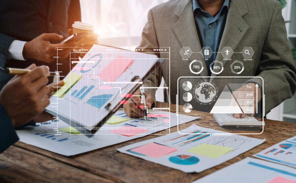 集客方法について会議をしている人たち