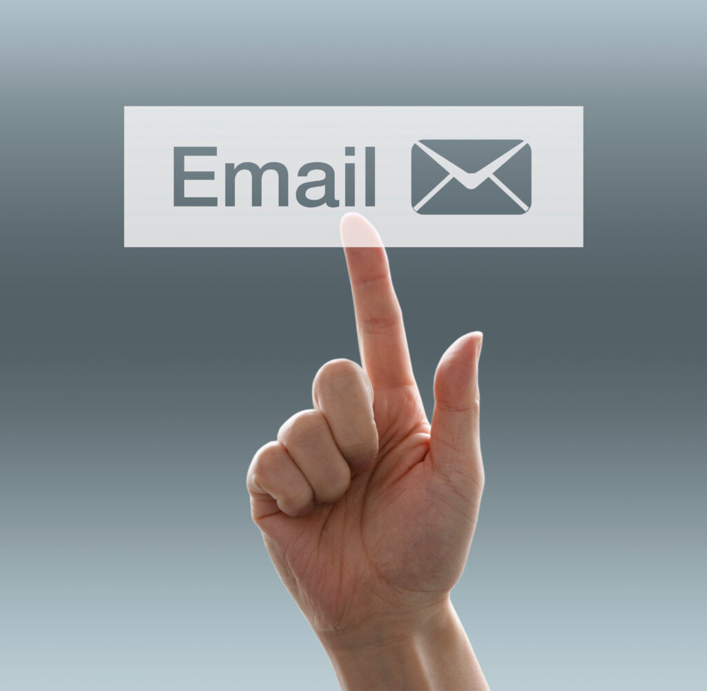 Emailと書かれたボタンをクリックしている手